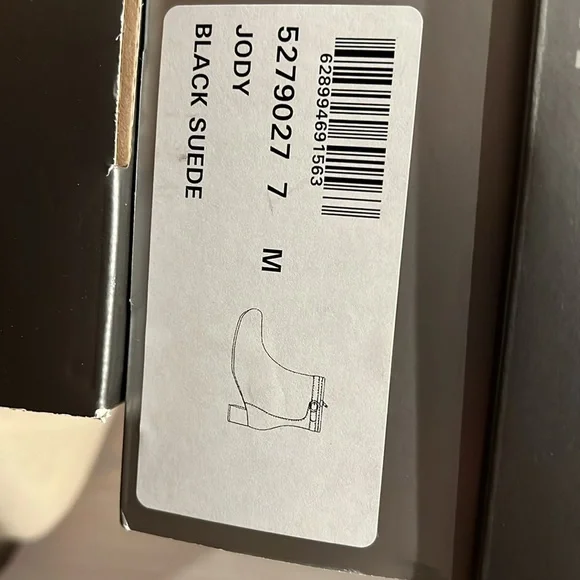 La Canadienne Jodie, black suede booties, size 7, medium - Picture 3 of 8